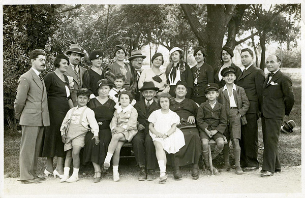 Familenfoto der Majer-Familie– Rivka und Refael Majer umgeben von ihrer Familie, Belgrad, 1935. 19 von 21 Familienmitglieder wurden im Holocaust ermordet.